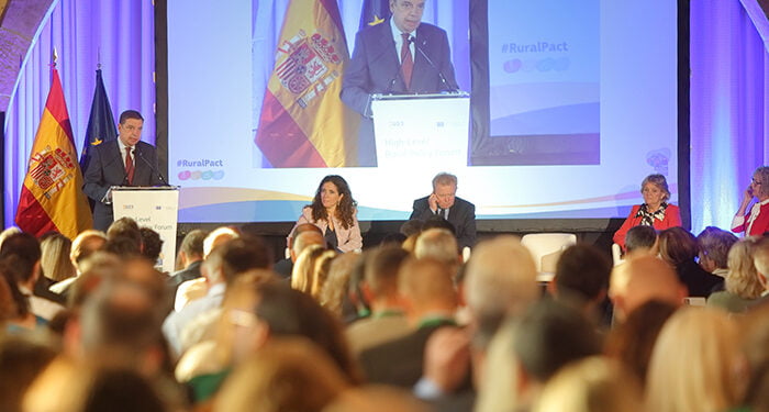 Luis Planas desde Sigüenza: Sólo habrá futuro en el mundo rural si existe una actividad económica sostenible y rentable 1 Luis Planas Solo habrá futuro en el mundo rural si existe una actividad económica sostenible y rentable