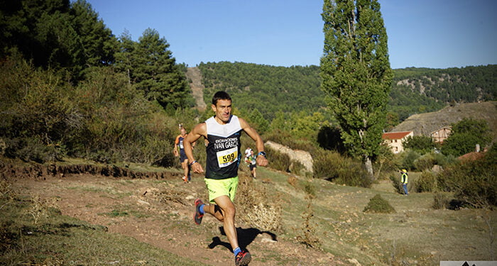 María Jesús Algarra y Alonso Martínez clavan su bandera en “El Picón de Beamud”
