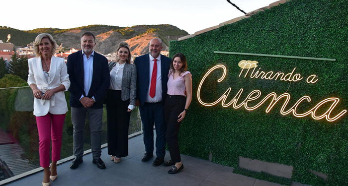 Martínez Guijarro aprovecha la reapertura del Hotel Arévalo en Cuenca para anunciar una gran campaña de promoción turística