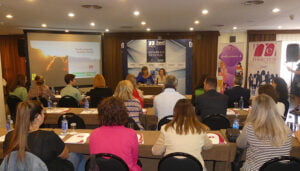 Más de treinta empresarias respaldan el trabajo de AMEP y asisten a la charla por parte de Carla Avilés