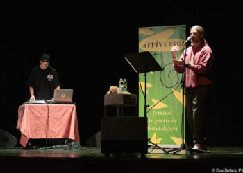 Paz-labras vestidas de mar en el ecuador del festival ARRIVERSOS de poesía