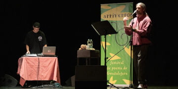 Paz-labras vestidas de mar en el ecuador del festival ARRIVERSOS de poesía