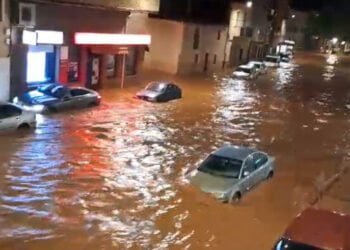 Vehículos y mobiliario urbano flotando en la avenida del Riato en Motilla del Palancar
