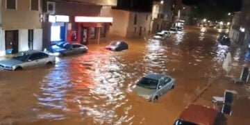 Vehículos y mobiliario urbano flotando en la avenida del Riato en Motilla del Palancar