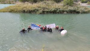 Submarinistas voluntarios limpian los fondos del azud de Pareja y confirman la calidad de sus aguas