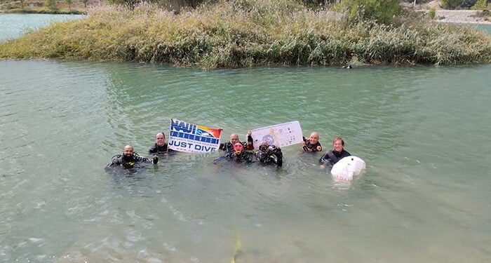Submarinistas voluntarios limpian los fondos del azud de Pareja y confirman la calidad de sus aguas