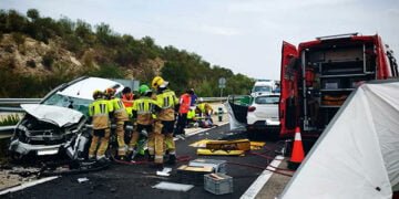 Trasladadas al Hospital de Guadalajara tres personas tras el choque entre dos turismos en la N-320