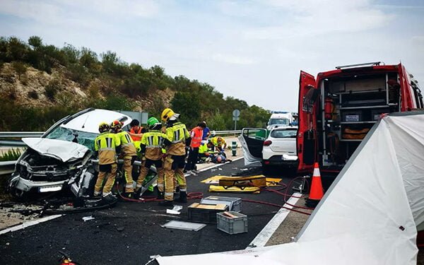 Trasladadas al Hospital de Guadalajara tres personas tras el choque entre dos turismos en la N-320