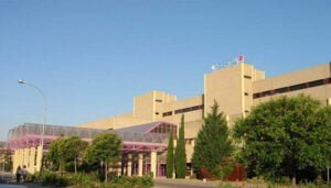 Trasladado desde Villamayor de Santiago al Hospital de Getafe un hombre de 30 años tras tocar el paraguas utilizado para recoger almendras del tractor que conducía un tendido de alta tensión.