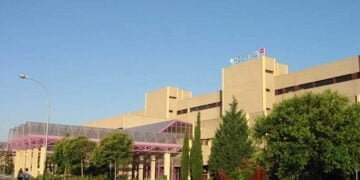Trasladado desde Villamayor de Santiago al Hospital de Getafe un hombre de 30 años tras tocar el paraguas utilizado para recoger almendras del tractor que conducía un tendido de alta tensión.