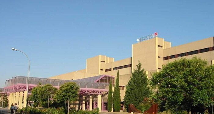 Trasladado desde Villamayor de Santiago al Hospital de Getafe un hombre de 30 años tras tocar el "paraguas" de las almendras un tendido de alta tensión 1 Trasladado desde Villamayor de Santiago al Hospital de Getafe un hombre de 30 años tras tocar el paraguas utilizado para recoger almendras del tractor que conducía un tendido de alta tensión.