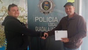 Un joven de 22 años entrega 2.000 euros que se encontró en la calle en Guadalajara