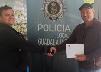 Un joven de 22 años entrega 2.000 euros que se encontró en la calle en Guadalajara