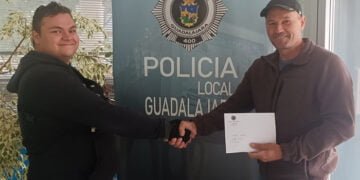 Un joven de 22 años entrega 2.000 euros que se encontró en la calle en Guadalajara