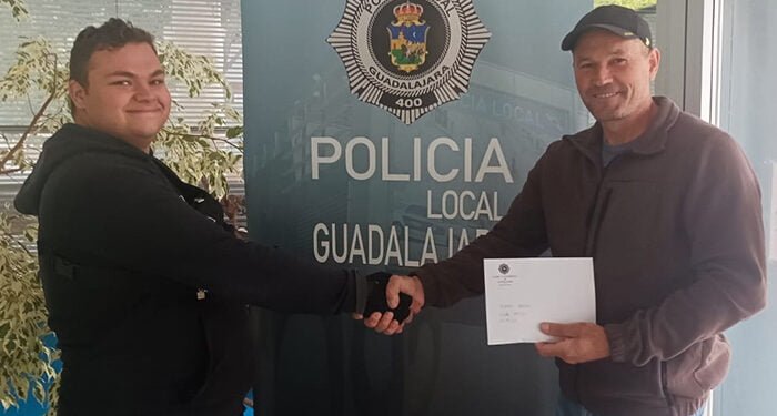 Un joven de 22 años entrega 2.000 euros que se encontró en la calle en Guadalajara 1 Un joven de 22 años entrega 2.000 euros que se encontró en la calle en Guadalajara