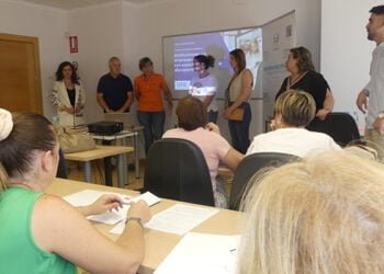 Una quincena de empresarios reciben información sobre ayudas a la contratación en la sede de ACESANC