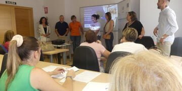 Una quincena de empresarios reciben información sobre ayudas a la contratación en la sede de ACESANC