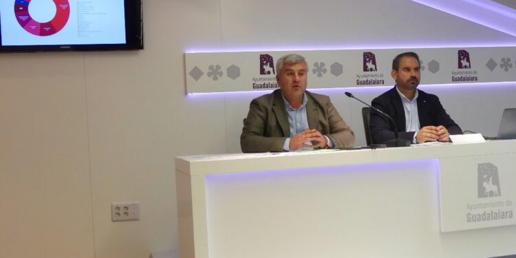 Esteban asegura que “el agujero municipal que ha dejado el gobierno de Rojo en Guadalajara suma ya 12 millones de euros”