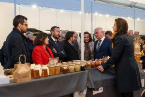 archivo feria apicola 2023 visita expositores tras inauguracion