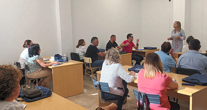 Casi veinte empresarios y trabajadores se forman sobre higiene alimentaria en Iniesta