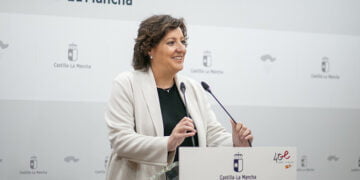 Castilla-La Mancha supera el umbral de las 900.000 personas ocupadas, marcando un récord histórico, y lidera el descenso del desempleo del país en el último año