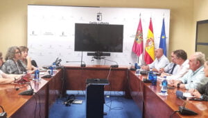 El Ejecutivo autonómico analiza con representantes de los regantes la defensa conjunta de los intereses hídricos de la región respecto a los planes hidrológicos del Tajo, Júcar y Guadiana