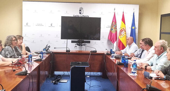 El Ejecutivo autonómico analiza con representantes de los regantes la defensa conjunta de los intereses hídricos de la región respecto a los planes hidrológicos del Tajo, Júcar y Guadiana 1 El Ejecutivo autonómico analiza con representantes de los regantes la defensa conjunta de los intereses hídricos de la región respecto a los planes hidrológicos del Tajo, Júcar y Guadiana