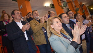 El Gobierno regional muestra su apoyo al club de balonmano REBI Cuenca en su primer partido de la EHF League