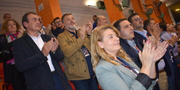 El Gobierno regional muestra su apoyo al club de balonmano REBI Cuenca en su primer partido de la EHF League