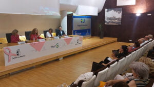 El Hospital de Guadalajara reúne a cerca de un centenar de personas para poner en común conocimiento y experiencias en torno al cáncer de mama