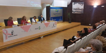 El Hospital de Guadalajara reúne a cerca de un centenar de personas para poner en común conocimiento y experiencias en torno al cáncer de mama