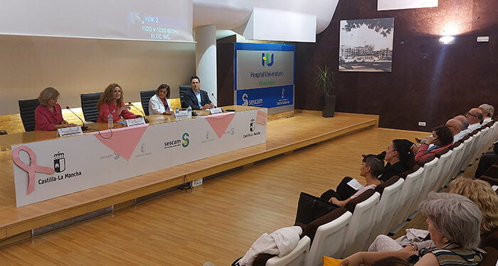 El Hospital de Guadalajara reúne a cerca de un centenar de personas para poner en común conocimiento y experiencias en torno al cáncer de mama