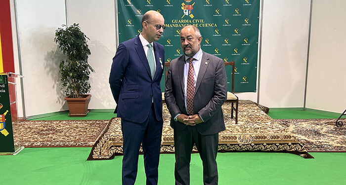 El profesor de la UCLM Juan Antonio Mondéjar recibe la cruz del mérito de la Guardia Civil