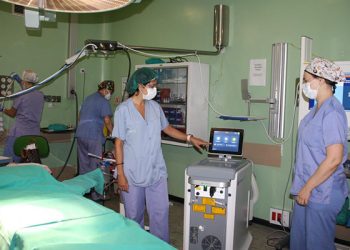 El servicio de Urología del Hospital de Cuenca cuenta ya con un equipo de tratamiento láser de fibra de Tulio