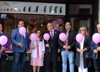 El tejido comercial de Guadalajara ‘abre los ojos al rosa’ para concienciar sobre el cáncer de mama