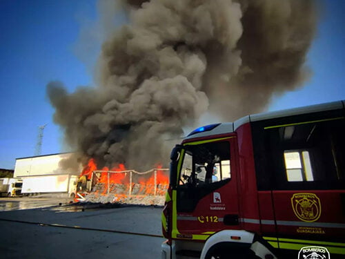 Espectacular incendio de un camión en Cabanillas