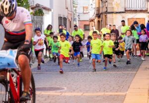 Un total de 400 atletas de todas las edades llenan la villa alcarreña de deporte en la VIII Carrera Lago de Pareja