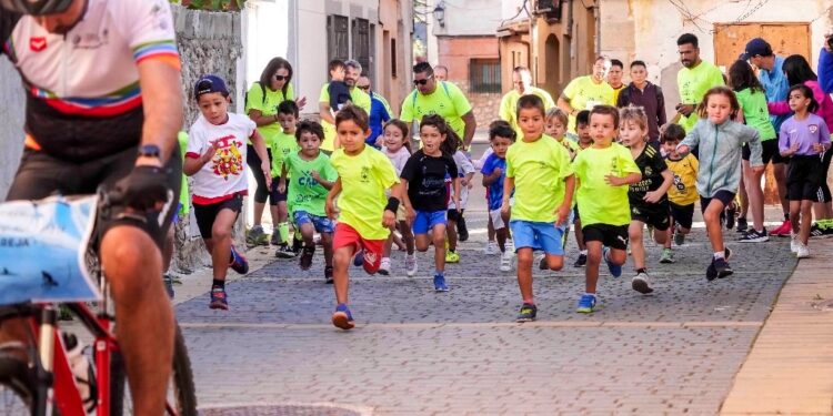 Un total de 400 atletas de todas las edades llenan la villa alcarreña de deporte en la VIII Carrera Lago de Pareja
