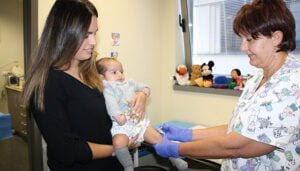 La campaña para inmunizar a los bebés frente a la bronquiolitis se desarrolla en Cuenca con normalidad y con buena aceptación de las familias