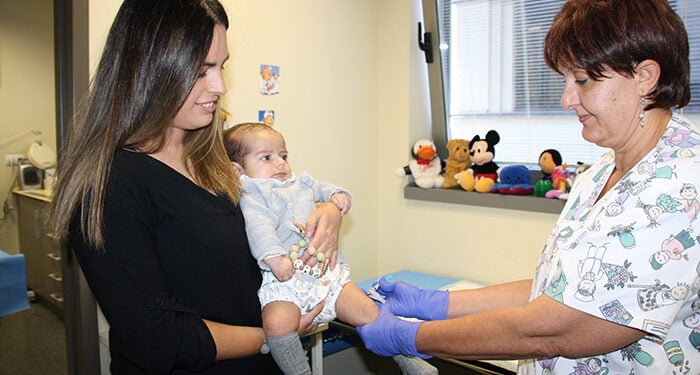 La campaña para inmunizar a los bebés frente a la bronquiolitis se desarrolla en Cuenca con normalidad y con buena aceptación de las familias