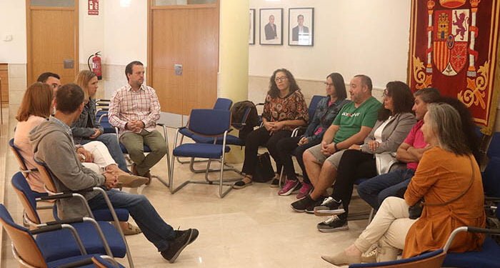 La delegada provincial de Empleo visita el Recual de Cabanillas, en la recta final del taller