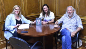 La Diputación de Cuenca acoge a Cristina Mantecón y Martin Brown, que presentan una novela para descubrir la ciudad mientras se disfruta leyendo