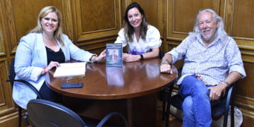 La Diputación de Cuenca acoge a Cristina Mantecón y Martin Brown, que presentan una novela para descubrir la ciudad mientras se disfruta leyendo