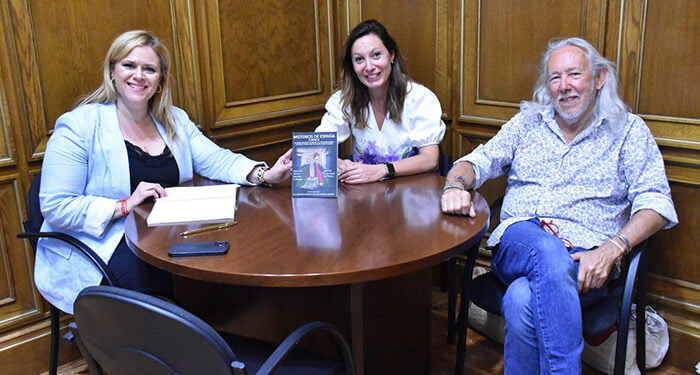 La Diputación de Cuenca acoge a Cristina Mantecón y Martin Brown, que presentan una novela para descubrir la ciudad mientras se disfruta leyendo 1 La Diputación de Cuenca acoge a Cristina Mantecón y Martin Brown, que presentan una novela para descubrir la ciudad mientras se disfruta leyendo