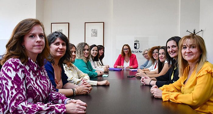 La Junta y FADEMUR crearán nuevas vías de colaboración para potenciar el emprendimiento femenino en el mundo rural