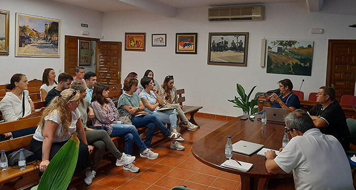 La Mancomunidad Vega del Henares tiende la mano al voluntariado de las colonias felinas para conseguir una gestión más eficiente