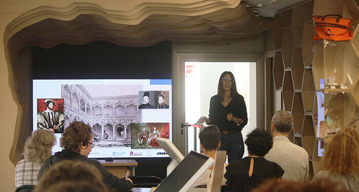 La Oficina de Turismo acoge una formación sobre la importancia de la identidad local y la cultura de Guadalajara