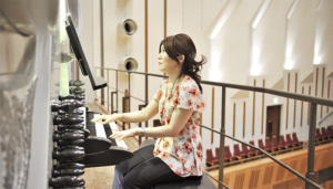La organista japonesa Satoko Kawagoe en concierto en la Catedral de Cuenca