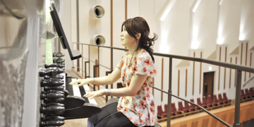 La organista japonesa Satoko Kawagoe en concierto en la Catedral de Cuenca