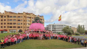 La tela rosa del Récord Guinness viste a la Menina de Alcobendas en el Día Mundial contra el Cáncer de Mama